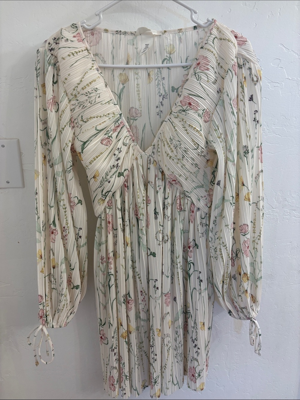 H&M Cream Floral Pleated V-Neck Long Sleeve Dress